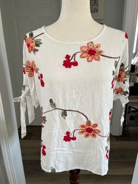 NWT White Embroidered Floral Tie-Sleeve Blouse